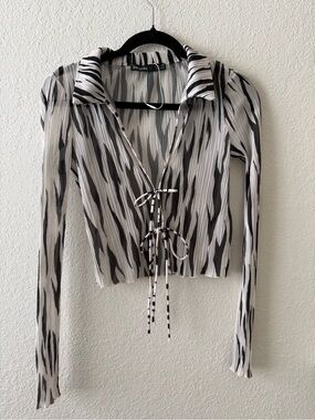 NWOT Bershka Black & White Printed Tie-Front Button Down Top